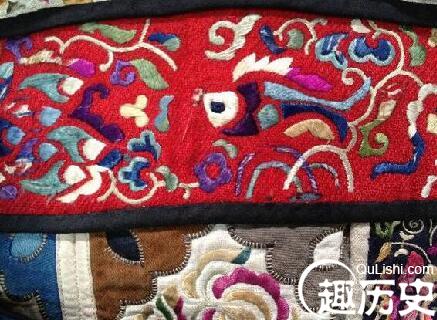 布依族服饰  背带为什么是布依最纯美的绣品