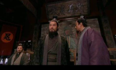 为了不让卢俊义当老大，宋江跟吴用做了什么事情？