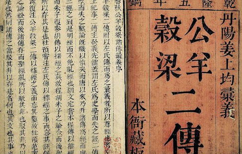 公羊传有着怎样的理论特色？主要讲述了什么内容