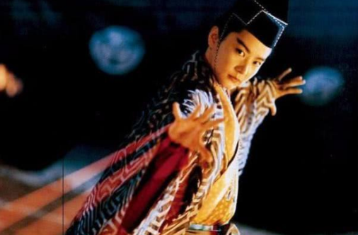 东方不败黑木崖以一敌四是怎么败的？若是没有杨莲亭能取胜吗？