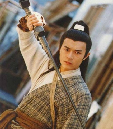 独孤求败留下的四把剑中除了玄铁重剑外 其他三把剑分别叫什么